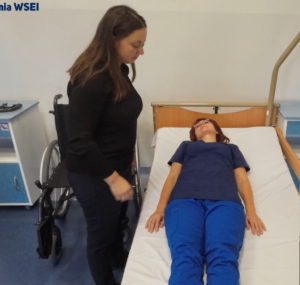 Przenoszenie pacjenta z łóżka na wózek inwalidzki